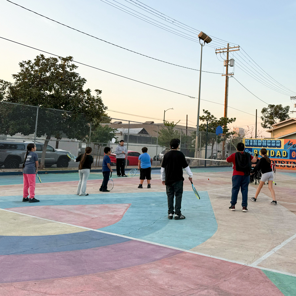 Kids playing tennis at Proyecto Pastoral’s Impacto Program