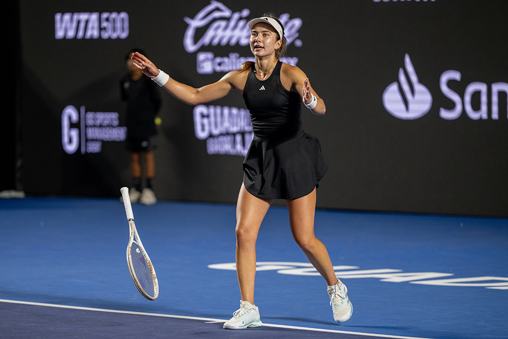 Iva Jovic drops her tennis racquet after winning the WTA 500 Guadalajara Open Akron.