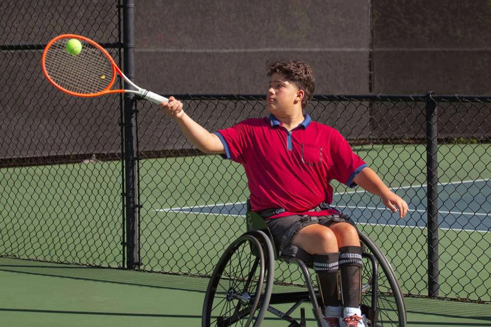 Fernando Gallego playing wheelchair tennis